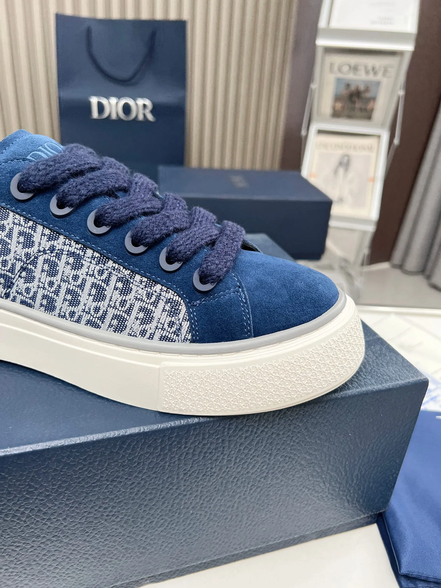 👟👟Ex-factory price 560👟👟 Women's Shoes Women's Clothing Women's Shoes Women's Clothing DIOR Dior B33 sneakers Gray and white jacquard fabrics with gray high mercerized suede leather 2023 new autumn products, reinterpretation of classic tennis shoes, fashionable silhouette highlights the thickness. Crafted from gray and white jacquard with Oblique print and suede panels, it has a distinctive padded tongue embellished with an embossed Dior signature, wide pink mohair laces and brass eyelets with a matte gray finish. The cream-white Dior Oblique patterned rubber sole, enhanced by the contrasting Dior 30 Avenue Montaigne signature on the rear, will add style to casual looks. Size: Women's 35-40 (34, 41 customized, non-refundable) Men's 39-45 (38, 46 customized, non-refundable)